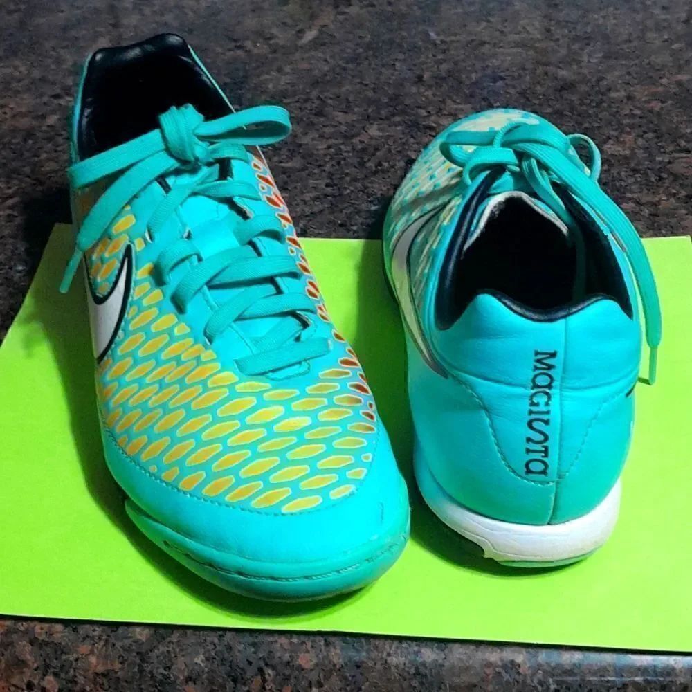 Nike MAGISTA Sneakers...Size 6.5